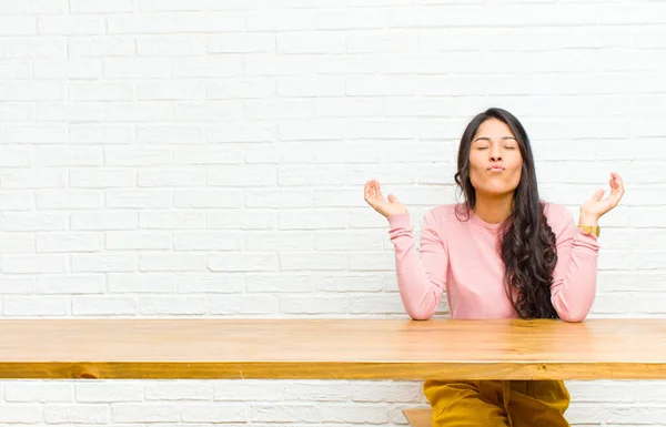 Joven Mujer Latina Bonita Presionando Los Labios Junto Con Una — Foto de Stock