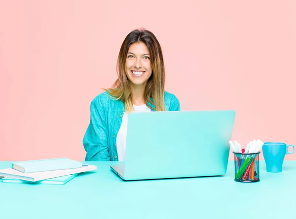 Joven Bonita Mujer Trabajando Con Ordenador Portátil Sonriendo Positiva Confiadamente — Foto de Stock