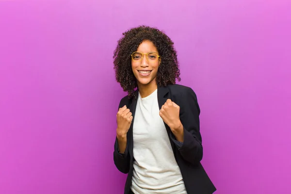 Joven Mujer Negocios Negro Gritando Triunfalmente Riendo Sintiéndose Feliz Emocionado — Foto de Stock