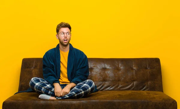 Jeune Homme Pyjama Sentant Choqué Heureux Étonné Surpris Regardant Vers — Photo