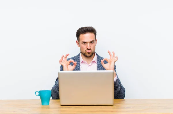 Jonge Knappe Zakenman Voelt Zich Geschokt Verbaasd Verrast Het Tonen — Stockfoto