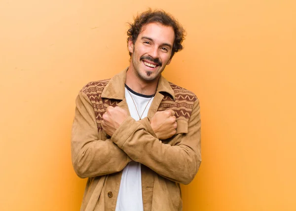 Joven Hombre Guapo Sonriendo Alegremente Celebrando Con Los Puños Apretados — Foto de Stock