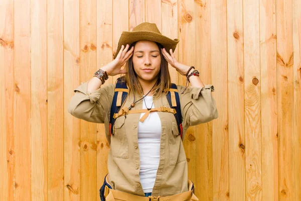 Mujer Exploradora Latina Joven Contra Fondo Pared Madera —  Fotos de Stock