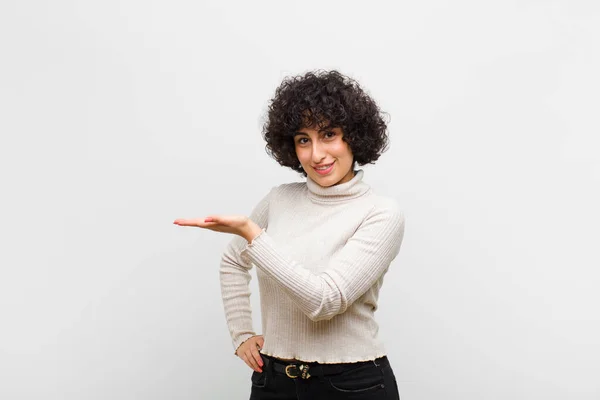 Joven Bonita Afro Mujer Sonriendo Alegremente Sintiéndose Feliz Mostrando Concepto —  Fotos de Stock