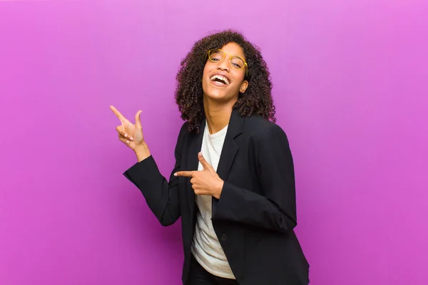 Jonge Zwarte Zakenvrouw Gevoel Blij Verrast Glimlachen Met Een Geschokte — Stockfoto