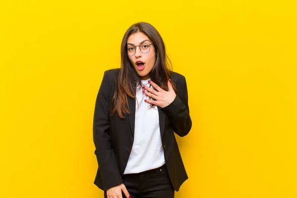 Joven Bonita Mujer Sintiéndose Conmocionada Sorprendida Sonriendo Tomando Mano Corazón — Foto de Stock