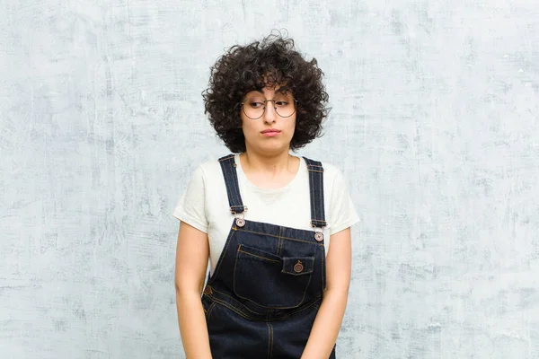 Giovane Donna Piuttosto Afro Chiedendo Pensando Pensieri Idee Felici Sognare — Foto Stock