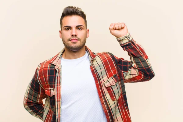 Joven Hispano Sintiéndose Serio Fuerte Rebelde Levantando Puño Protestando Luchando —  Fotos de Stock