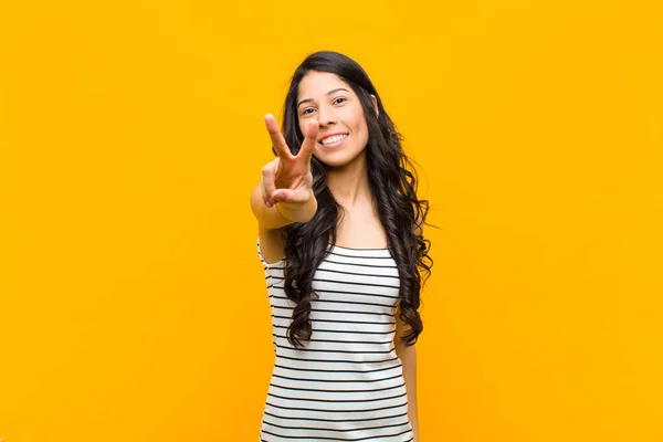 Jovem Mulher Latina Bonita Sorrindo Olhando Feliz Despreocupado Positivo Gesticulando — Fotografia de Stock