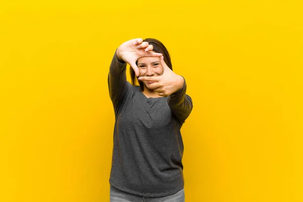 Mulher Latino Americana Sentindo Feliz Amigável Positivo Sorrindo Fazendo Retrato — Fotografia de Stock