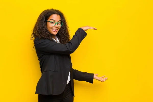 Mujer Negocios Negro Sonriendo Sintiéndose Feliz Positiva Satisfecha Sosteniendo Mostrando —  Fotos de Stock