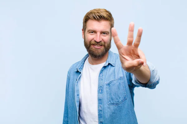 Jovem Loira Adulto Homem Sorrindo Olhando Amigável Mostrando Número Três — Fotografia de Stock