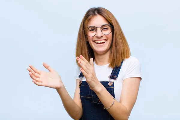 Jovem Bonita Mulher Sentindo Feliz Bem Sucedido Sorrindo Batendo Palmas — Fotografia de Stock