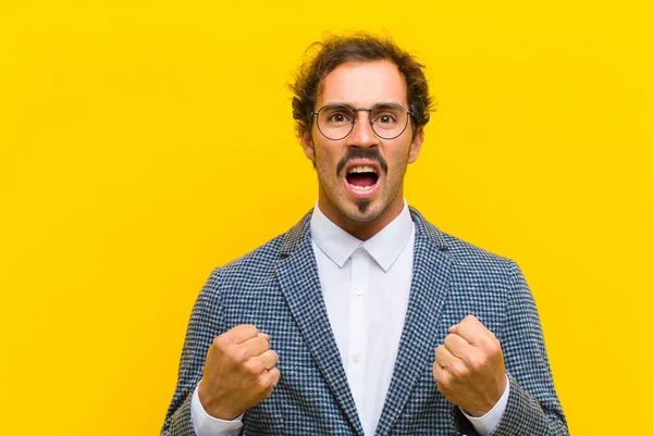 Jovem Bonito Homem Gritando Agressivamente Com Irritado Frustrado Olhar Irritado — Fotografia de Stock