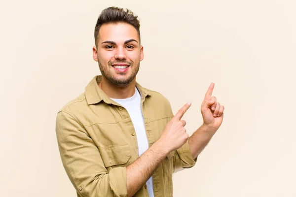 Junger Hispanischer Mann Lächelt Glücklich Und Zeigt Mit Beiden Händen — Stockfoto