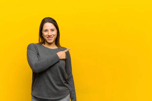 Mulher Latino Americana Sorrindo Alegremente Sentindo Feliz Apontando Para Lado — Fotografia de Stock