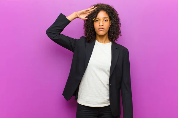 Joven Mujer Negocios Negro Saludando Cámara Con Saludo Militar Acto — Foto de Stock