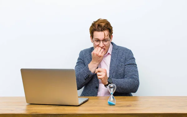 Joven Hombre Negocios Pelirrojo Trabajando Escritorio Con Reloj Concepto Tiempo — Foto de Stock