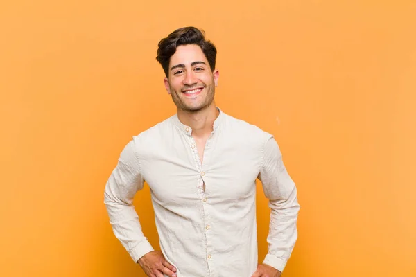 Joven Hombre Guapo Buscando Feliz Alegre Confiado Sonriendo Orgullosamente Mirando —  Fotos de Stock