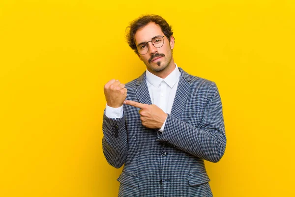 Jovem Bonito Homem Olhando Impaciente Irritado Apontando Para Assistir Pedindo — Fotografia de Stock