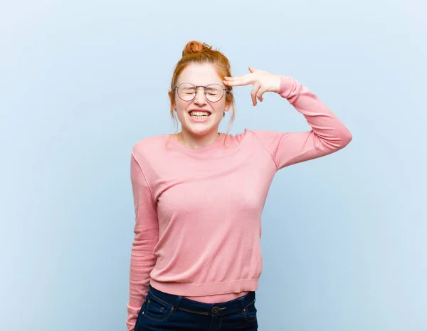 Junge Frau Mit Rotem Kopf Sieht Unglücklich Und Gestresst Aus — Stockfoto