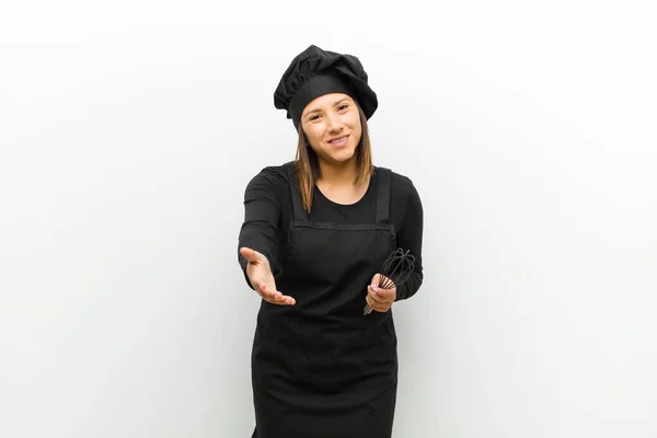 Cozinheiro Mulher Sorrindo Olhando Feliz Confiante Amigável Oferecendo Aperto Mão — Fotografia de Stock