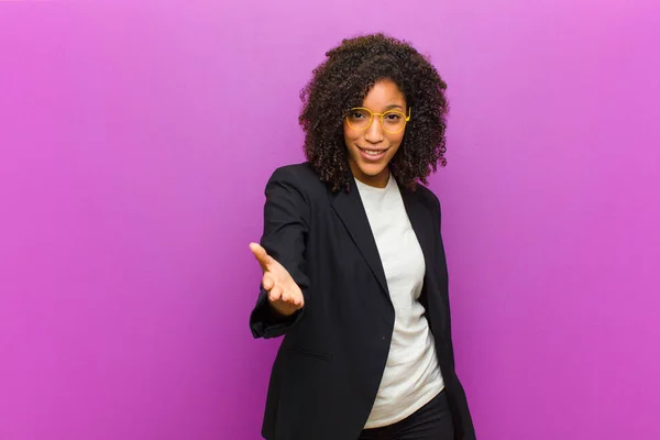 Joven Mujer Negocios Negro Sonriendo Buscando Feliz Seguro Amable Ofreciendo —  Fotos de Stock