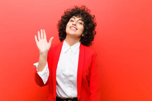 Giovane Bella Donna Afro Sorridente Felicemente Allegramente Agitando Mano Accogliendovi — Foto Stock