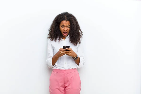 Jovem Bonita Mulher Negra Com Telefone Inteligente Contra Parede Branca — Fotografia de Stock