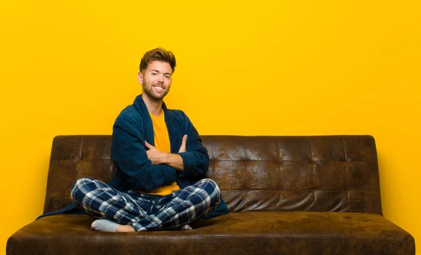 Jeune Homme Pyjama Souriant Caméra Avec Les Bras Croisés Une — Photo