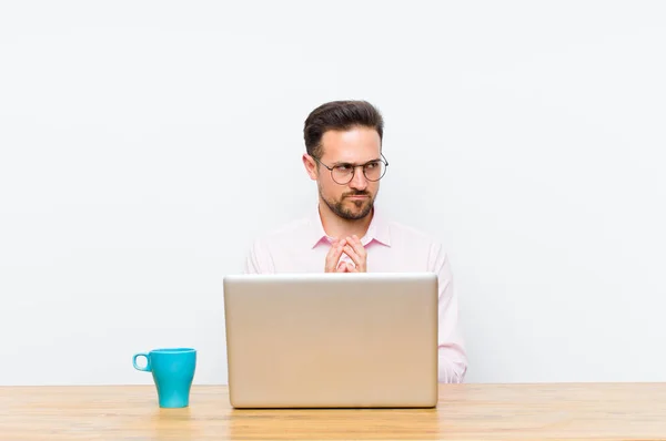 Joven Hombre Negocios Guapo Sintiéndose Orgulloso Travieso Arrogante Mientras Planea — Foto de Stock