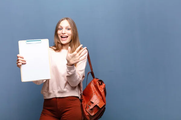 Giovane Bella Donna Con Pezzo Carta Contro Muro Blu Con — Foto Stock