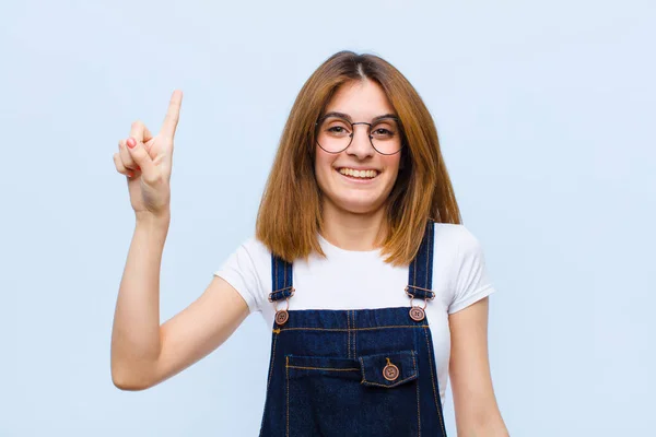 Jonge Mooie Vrouw Glimlachen Vrolijk Gelukkig Wijzen Naar Boven Met — Stockfoto