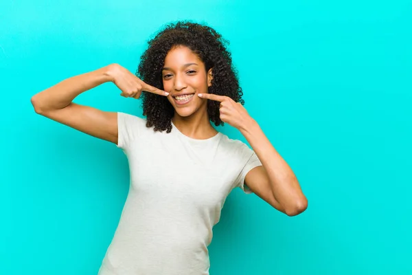 Jonge Zwarte Vrouw Glimlachend Zelfverzekerd Wijzen Naar Een Eigen Brede — Stockfoto