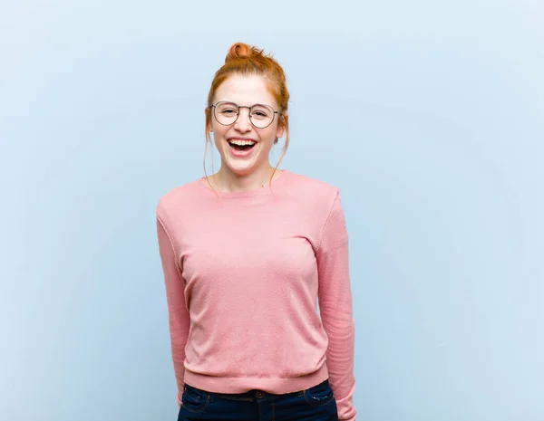 Ung Röd Huvud Vacker Kvinna Ser Glad Och Positivt Överraskad — Stockfoto