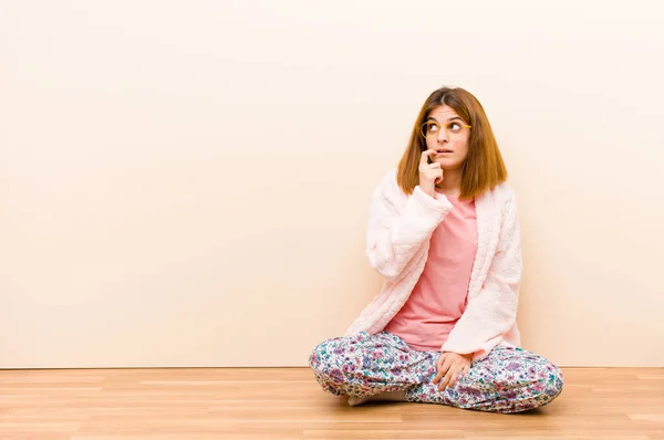 Mujer Joven Usando Pijamas Sentada Casa Con Mirada Sorprendida Nerviosa — Foto de Stock