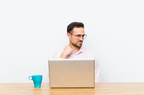 Jonge Knappe Zakenman Gevoel Gestrest Angstig Moe Gefrustreerd Trekken Shirt — Stockfoto