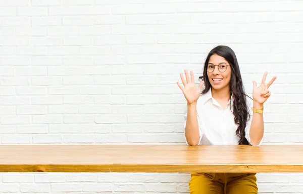 Ung Söt Latinamerikansk Kvinna Ler Och Ser Vänlig Visar Nummer — Stockfoto