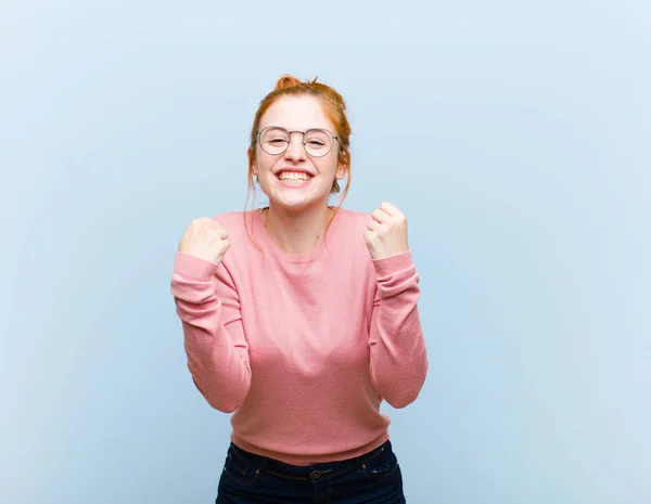 Jovem Ruiva Mulher Bonita Cabeça Gritando Triunfalmente Rindo Sentindo Feliz — Fotografia de Stock