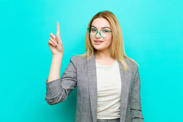 Joven Mujer Rubia Bonita Sonriendo Alegre Felizmente Apuntando Hacia Arriba —  Fotos de Stock