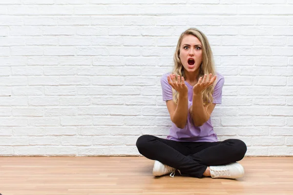 Giovane Bionda Bella Donna Che Sembra Disperata Frustrata Stressata Infelice — Foto Stock