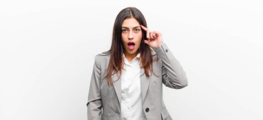 Genç, güzel bir kadın şaşırmış, ağzı açık, şok olmuş, yeni bir düşünce, fikir ya da konsept fark ediyor.