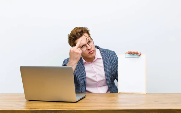 Junger Geschäftsmann Mit Rotem Kopf Der Seinem Schreibtisch Mit Einem — Stockfoto