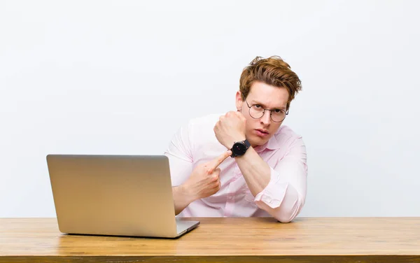 Jovem Empresário Cabeça Vermelha Trabalhando Sua Mesa Com Relógio — Fotografia de Stock