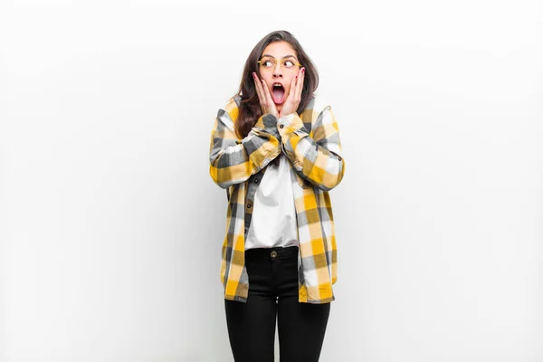 Jong Mooi Vrouw Gevoel Gelukkig Opgewonden Verrast Kijken Naar Zijkant — Stockfoto