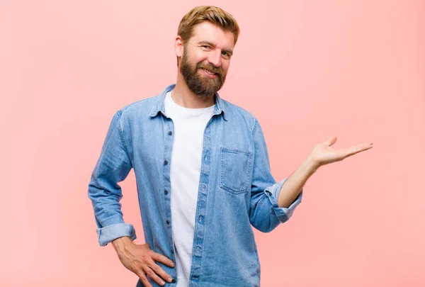 Jovem Loira Adulto Homem Sorrindo Sentindo Confiante Bem Sucedido Feliz — Fotografia de Stock