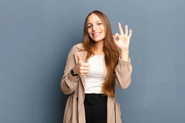 Ung Vacker Kvinna Känner Sig Glad Förvånad Nöjd Och Förvånad — Stockfoto