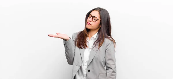 Joven Bonita Mujer Sintiéndose Feliz Sonriendo Casualmente Mirando Objeto Concepto — Foto de Stock