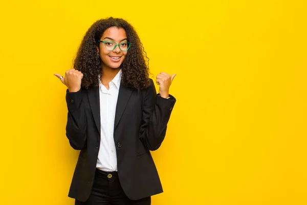 Zwart Zakenvrouw Glimlachen Vrolijk Kijken Gelukkig Gevoel Zorgeloos Positief Met — Stockfoto