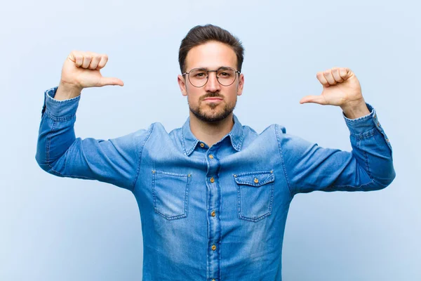 Jonge Knappe Man Die Zich Trots Arrogant Zelfverzekerd Voelt Tevreden — Stockfoto